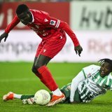 Gora Diouf dans un duel contre le joueur de St-Gall, Moustapha Cisse
